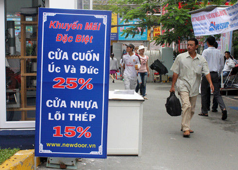 Cửa cuốn giảm mạnh hơn cửa nhựa lõi thép