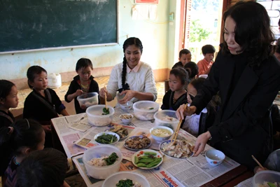 Ảnh Ngọc Hân và bà Phạm Thị Hiền – PTGĐ ABBANK tặng quà tại nhà gia đình ông Ly A Vàng