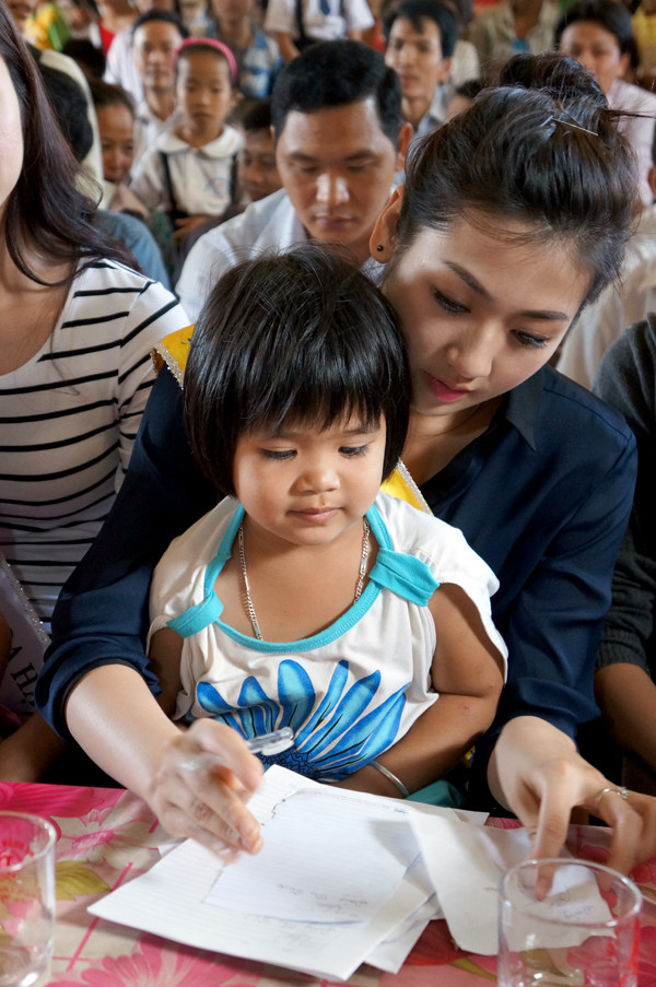 Á hậu Dương Tú Anh cho chữ ký một em bé tại huyện Thọ Xuân