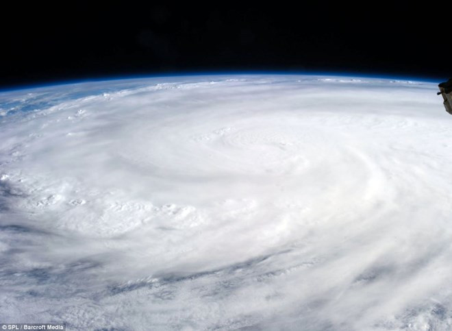 Cơn bão nhiệt đới Haiyan đổ bộ qua Philippines gây ra hậu quả nặng nề.