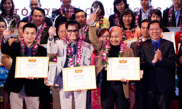 Bí thư Thường trực T.Ư Đoàn Phan Văn Mãi (thứ nhất bên phải sang)đã trao cúp và bằng khen cho 3 giảng viên doanh nhân được yêu thích nhất 