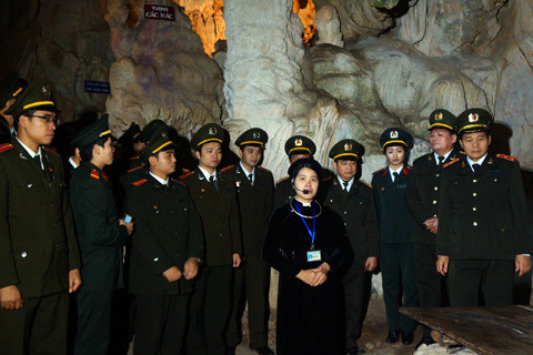 Thăm nơi ở của Bác Hồ trong hang Cốc Bó. Thăm nơi ở của Bác Hồ trong hang Cốc Bó