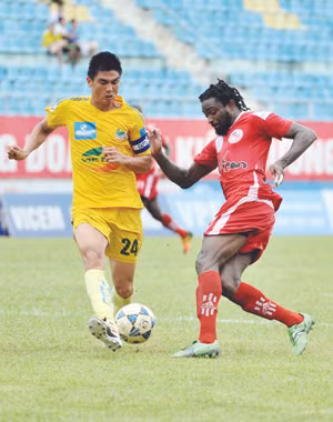 Thanh Hóa (trái) là một trong những CLB cần sự trợ giúp từ ngân sách để hoạt động. Ảnh: VSI