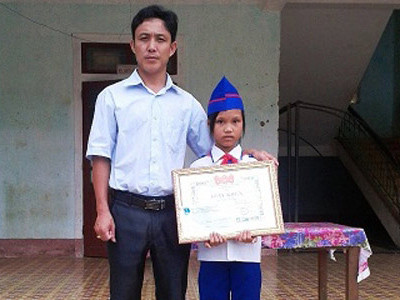 Bí thư huyện đoàn Nam Đàn Đặng Hồng Thăng trao tặng giấy khen cho học sinh dũng cảm Nguyễn Thị Hiền. Ảnh: Huyện đoàn Nam Đàn cung cấp