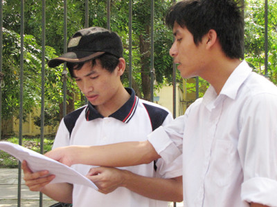 Xem lại bài thi. Ảnh minh họa: Trường Phong