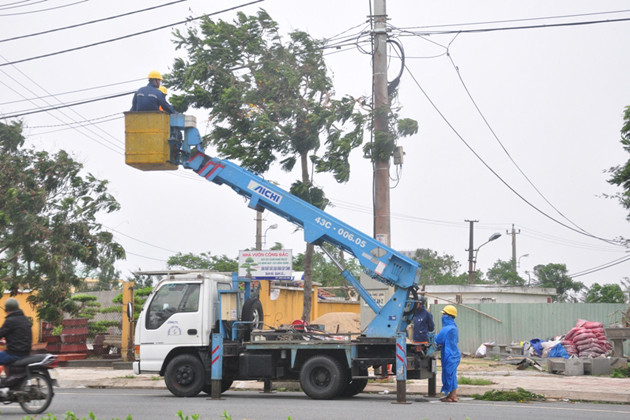 Ngành điện TP Đà Nẵng khẩn trương khắc phục sự cố đường dây để cấp điện trở lại. Ảnh: VGP/Minh Hùng. Ảnh: VGP/Minh Hùng