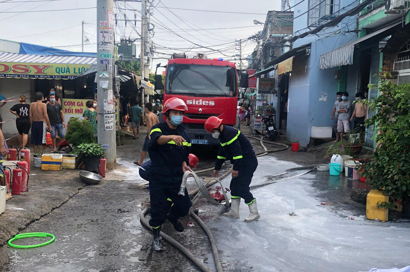 Vụ cháy được khống chế sau khi lực lượng chức năng có mặt ít phút. Vụ cháy được khống chế sau khi lực lượng chức năng có mặt ít phút.