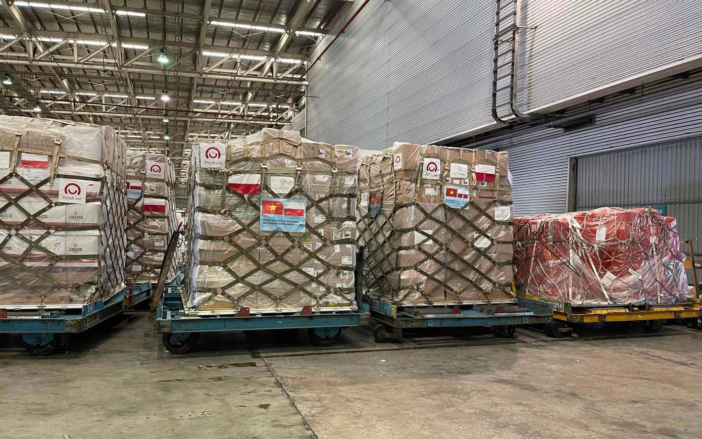 Sau khi tiếp nhận, lô hàng được bàn giao cho Bệnh viện Thống Nhất - Ảnh: Ngô Bình