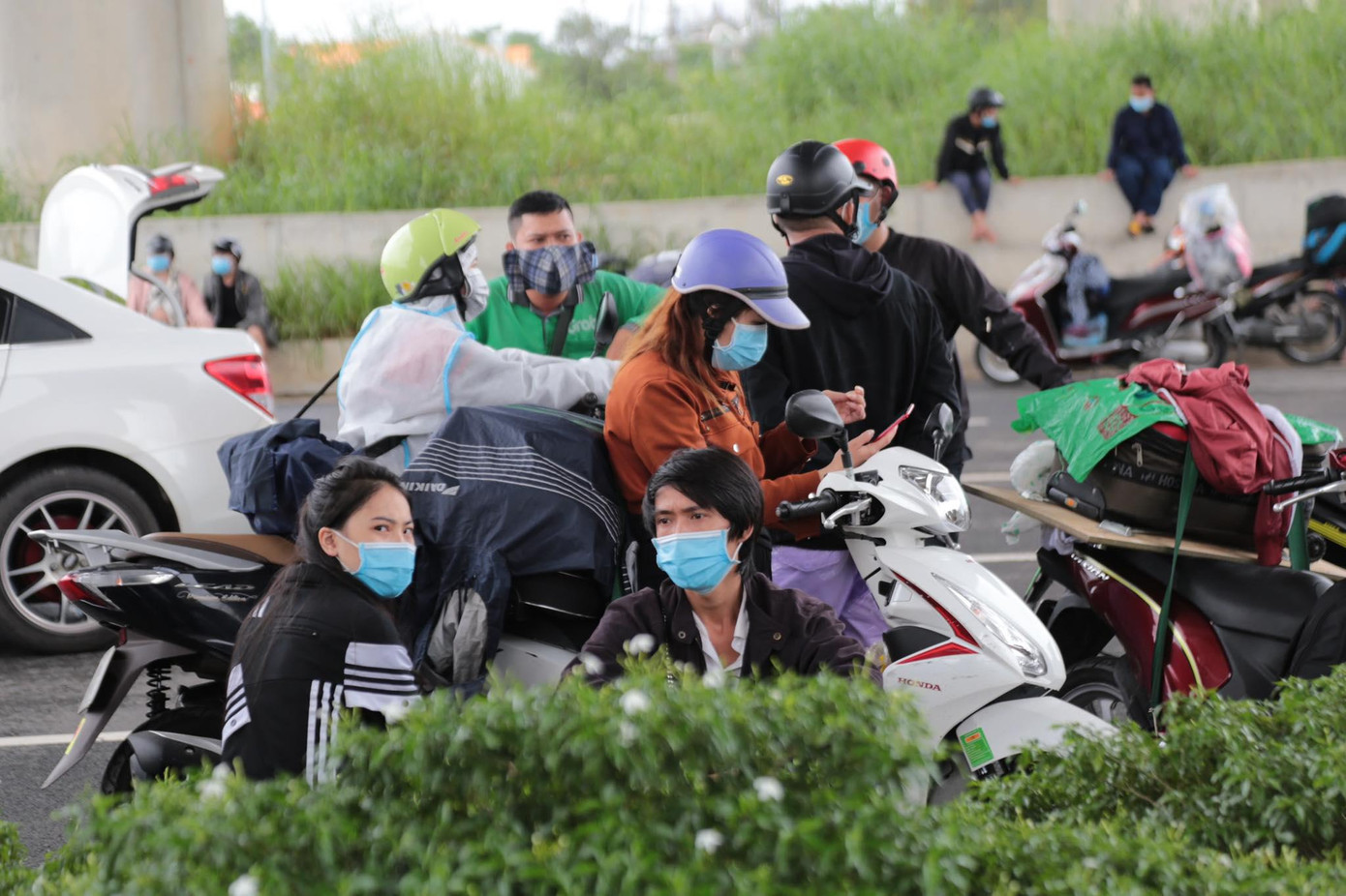 Lực lượng chức năng yêu cầu người dân không tự ý rời TPHCM và lập tức quay xe trở lại nơi lưu trú.