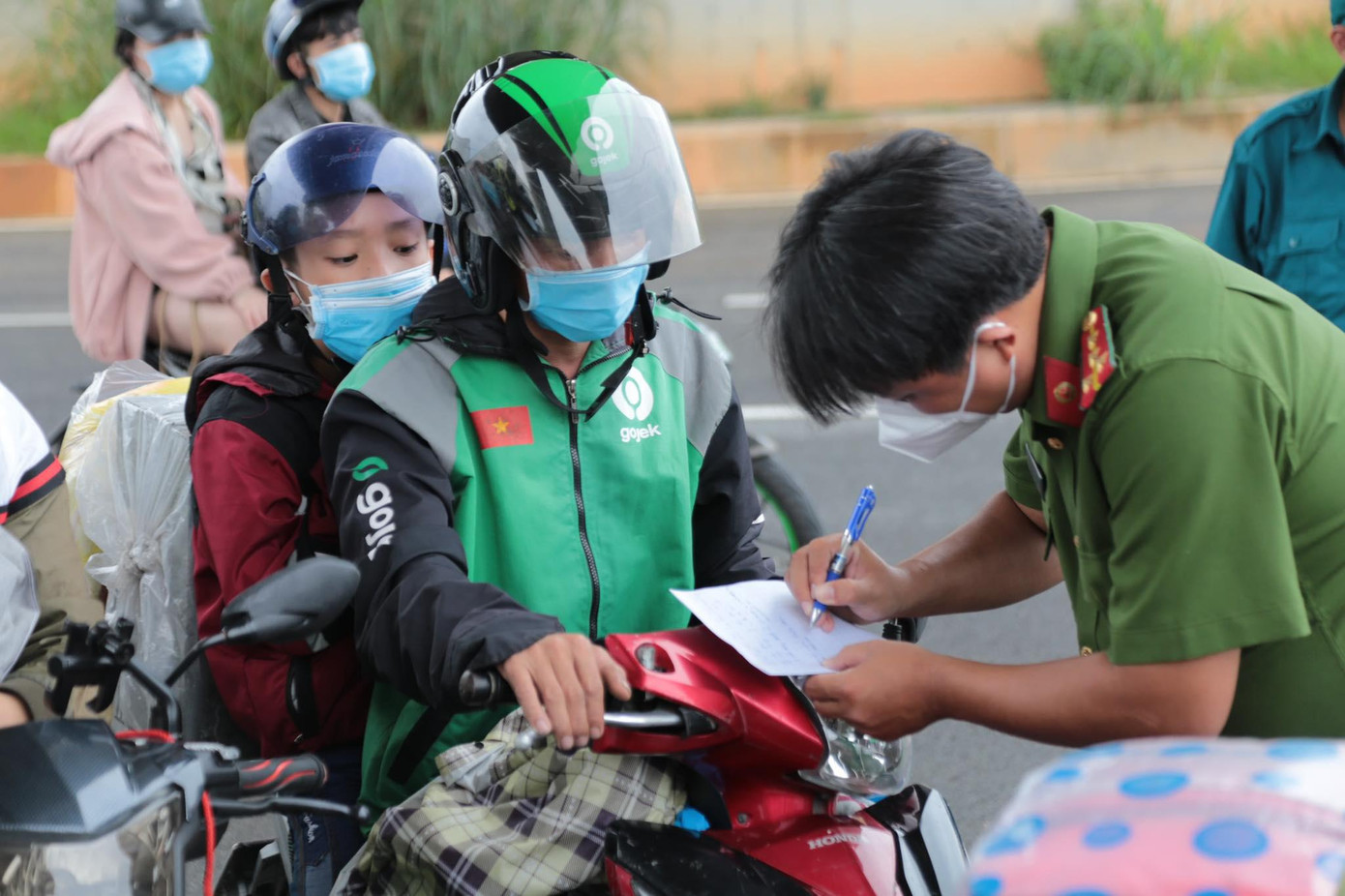 Lực lượng công an, quân đội ghi chi tiết thông tin người dân khó khăn để tìm phương án hỗ trợ.