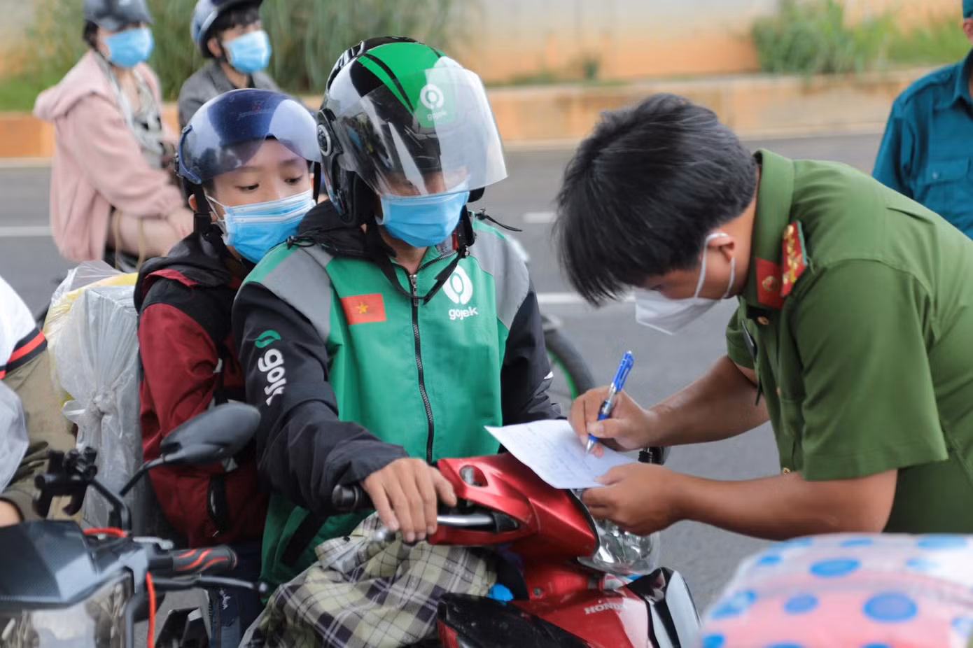 Lực lượng công an, quân đội ghi chi tiết thông tin người dân khó khăn để tìm phương án hỗ trợ.