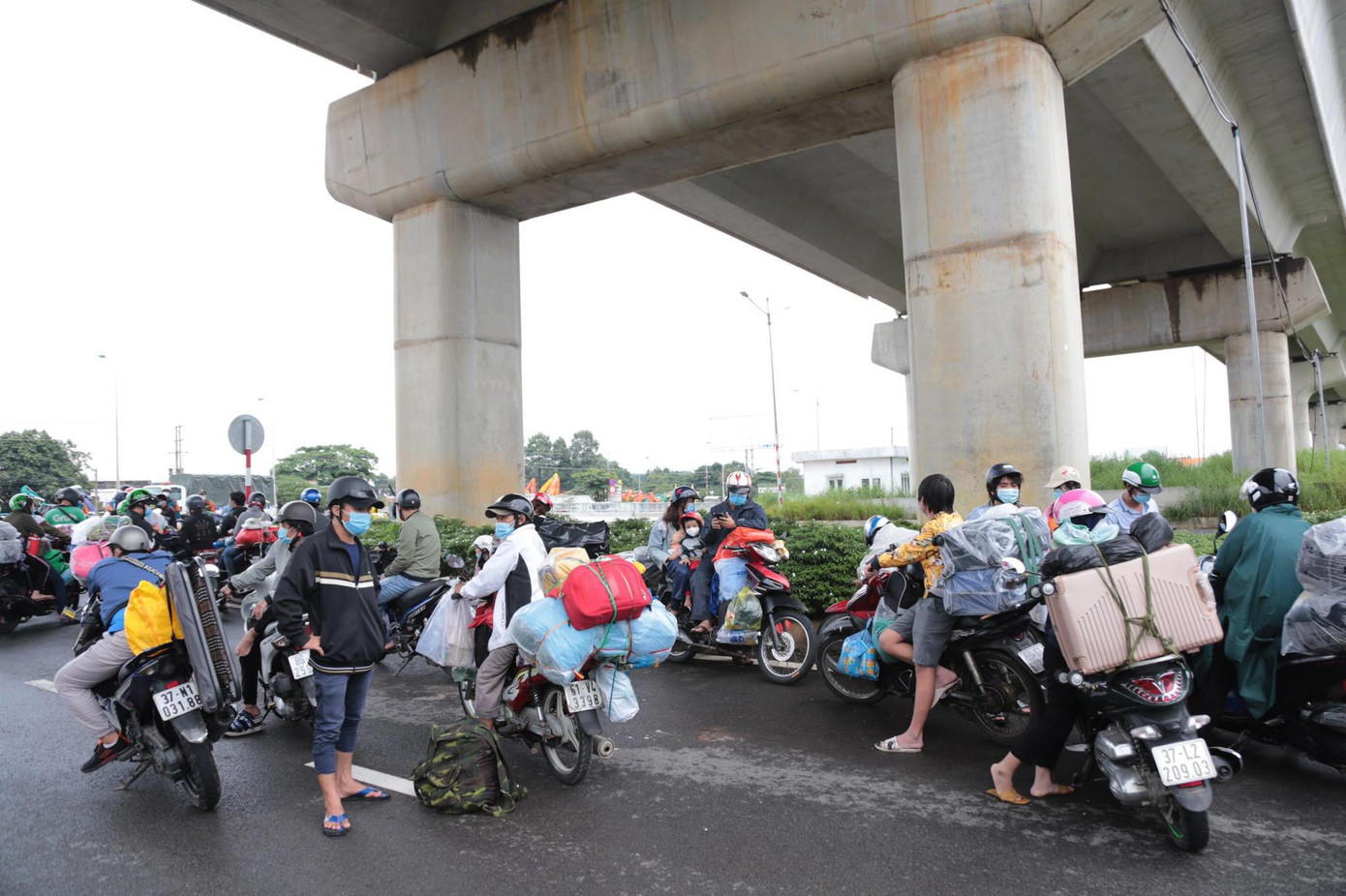 Từ ngày 1/10, TPHCM nới lỏng các biện pháp phòng, chống dịch bệnh, các chốt kiểm soát nội đô được tháo gỡ. Tuy vậy, thành phố vẫn duy trì 12 chốt chính, 39 chốt phụ ở các quận, huyện giáp ranh các tỉnh để kiểm soát người ra, vào TPHCM.