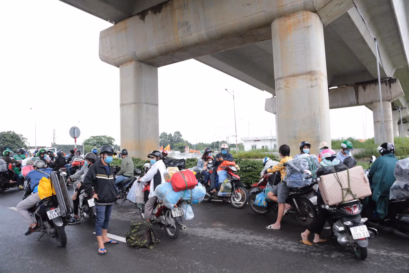 Từ ngày 1/10, TPHCM nới lỏng các biện pháp phòng, chống dịch bệnh, các chốt kiểm soát nội đô được tháo gỡ. Tuy vậy, thành phố vẫn duy trì 12 chốt chính, 39 chốt phụ ở các quận, huyện giáp ranh các tỉnh để kiểm soát người ra, vào TPHCM.