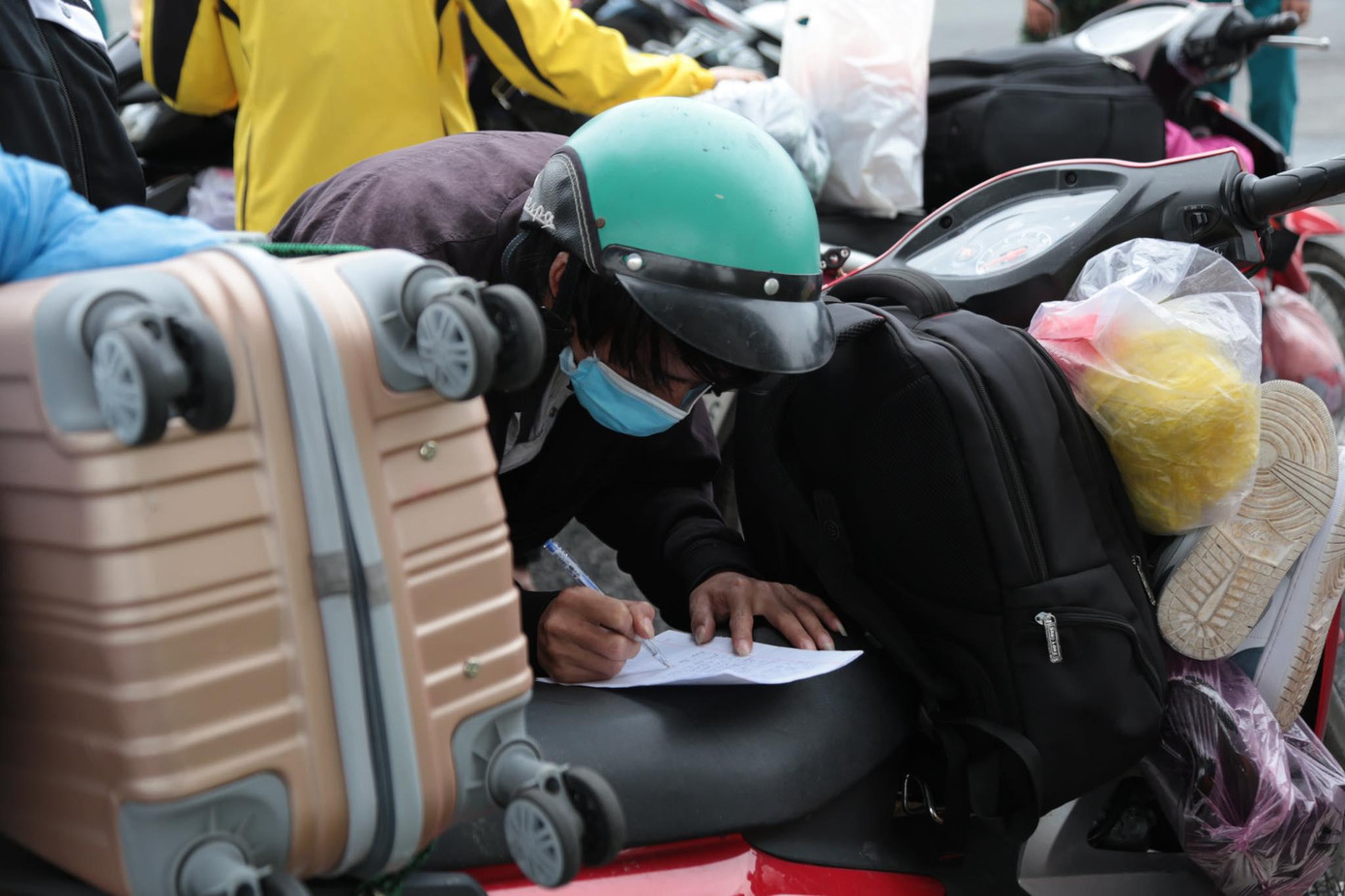 Lực lượng chức năng phát giấy khảo sát để người dân ghi thông tin cá nhân, nguyện vọng về quê, sau đó sẽ tập hợp, gửi các sở, ngành của thành phố để tìm phương án giải quyết.