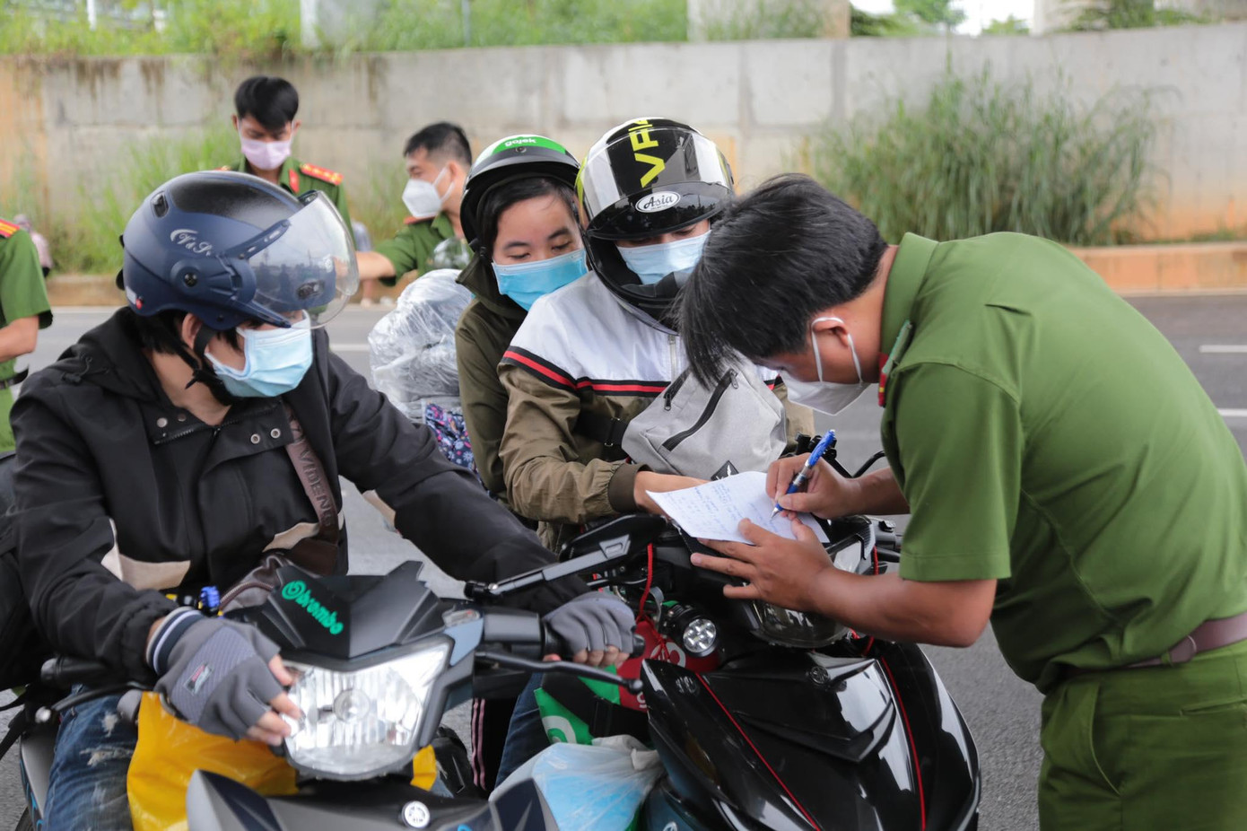 Lực lượng chức năng giải thích cho người dân Chỉ thị của UBND TPHCM về việc &quot;Tiếp tục kiểm soát, điều chỉnh các biện pháp phòng, chống dịch COVID-19 và từng bước phục hồi, phát triển kinh tế- xã hội trên địa bàn thành phố&quot;. Theo đó, thành phố sẽ tiếp tục kiểm soát, điều chỉnh các biện pháp phòng, chống dịch COVID-19, đồng thời yêu cầu người dân không được tự ý đi lại giữa các tỉnh, thành phố khác trừ trường hợp đối tượng được ưu tiên theo quy định hoặc được các cơ quan, tổ chức được cấp có thẩm quyền cho phép đưa, đón người dân của các tỉnh, thành phố khác trở về địa phương.