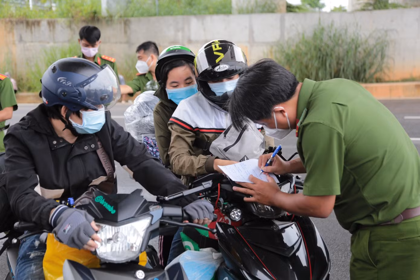 Lực lượng chức năng giải thích cho người dân Chỉ thị của UBND TPHCM về việc "Tiếp tục kiểm soát, điều chỉnh các biện pháp phòng, chống dịch COVID-19 và từng bước phục hồi, phát triển kinh tế- xã hội trên địa bàn thành phố". Theo đó, thành phố sẽ tiếp tục kiểm soát, điều chỉnh các biện pháp phòng, chống dịch COVID-19, đồng thời yêu cầu người dân không được tự ý đi lại giữa các tỉnh, thành phố khác trừ trường hợp đối tượng được ưu tiên theo quy định hoặc được các cơ quan, tổ chức được cấp có thẩm quyền cho phép đưa, đón người dân của các tỉnh, thành phố khác trở về địa phương.