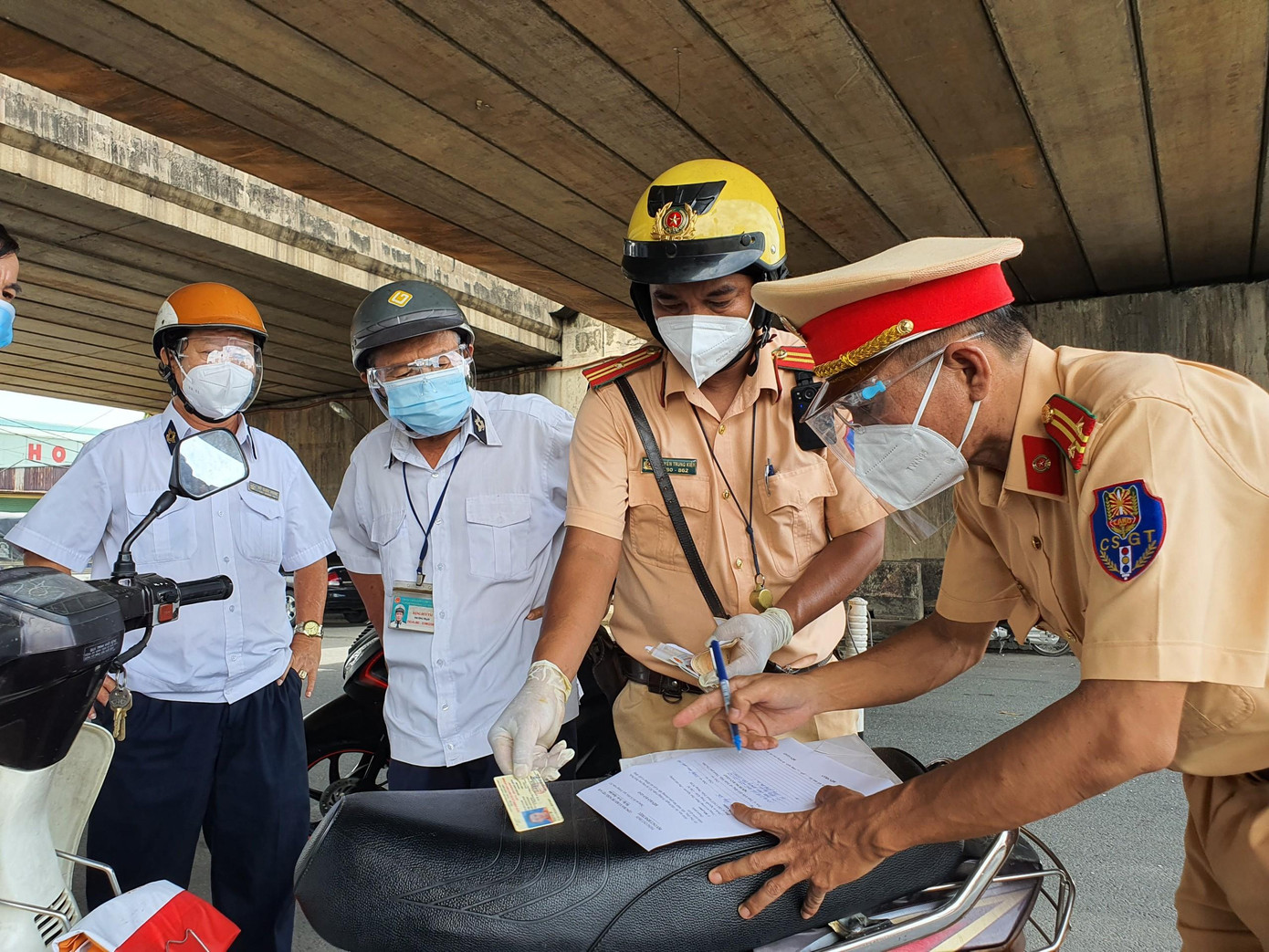 Lực lượng chức năng lập biên bản vụ việc.