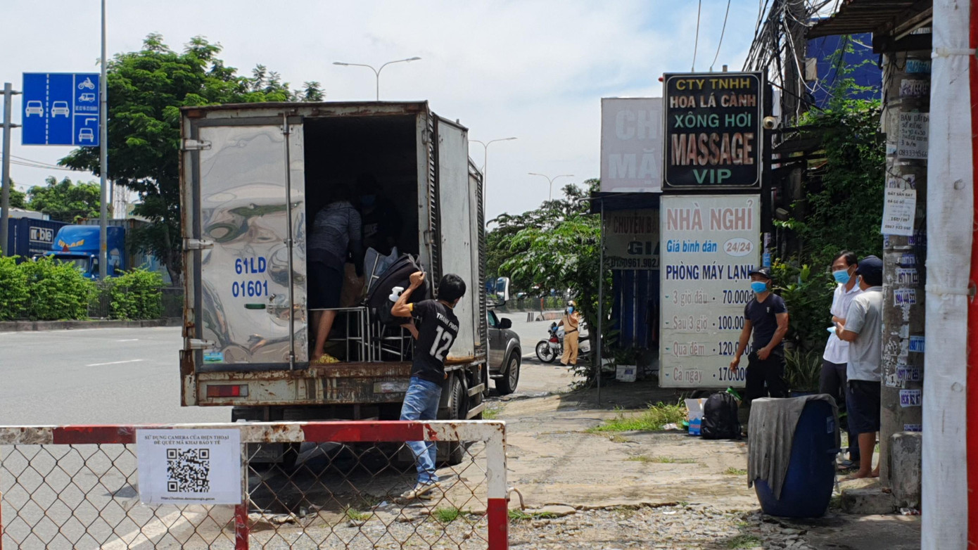 Những người trên xe tải chuyển đồ xuống để Công an địa phương điều xe đến chở về.