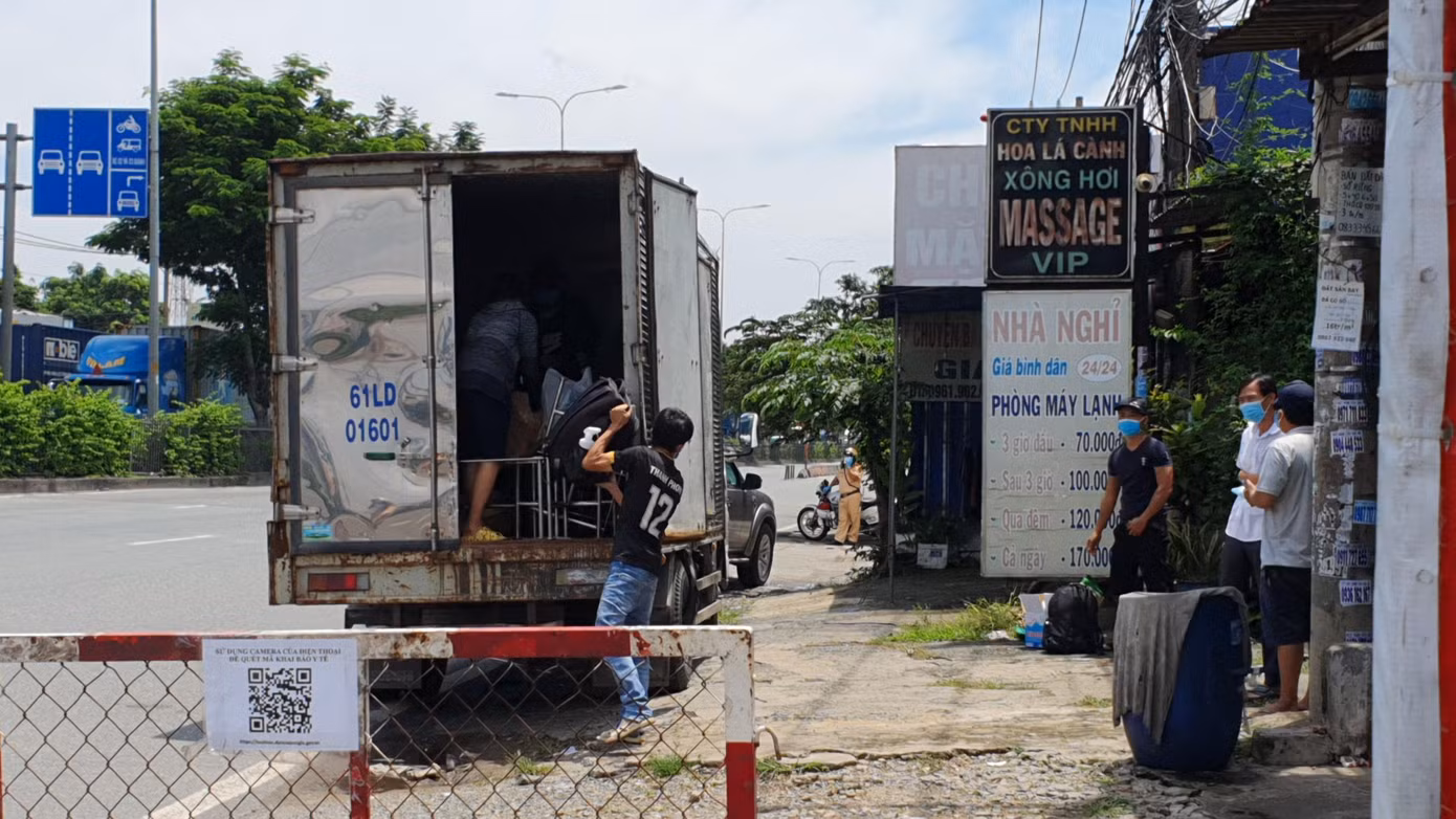 Những người trên xe tải chuyển đồ xuống để Công an địa phương điều xe đến chở về.