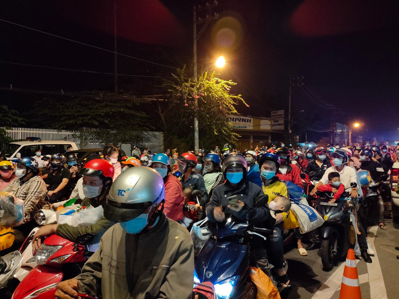 Đến chốt kiểm soát ở thị trấn Tân Túc, huyện Bình Chánh, TPHCM giáp ranh huyện Bến Lức, tỉnh Long An thì lực lượng chức năng chốt chặn yêu cầu trở lại nơi xuất phát do TPHCM chưa cho người dân tự ý về quê.