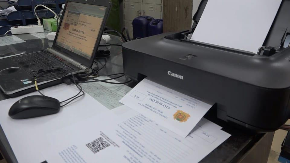 Dụng cụ làm giả giấy tờ bị thu giữ.