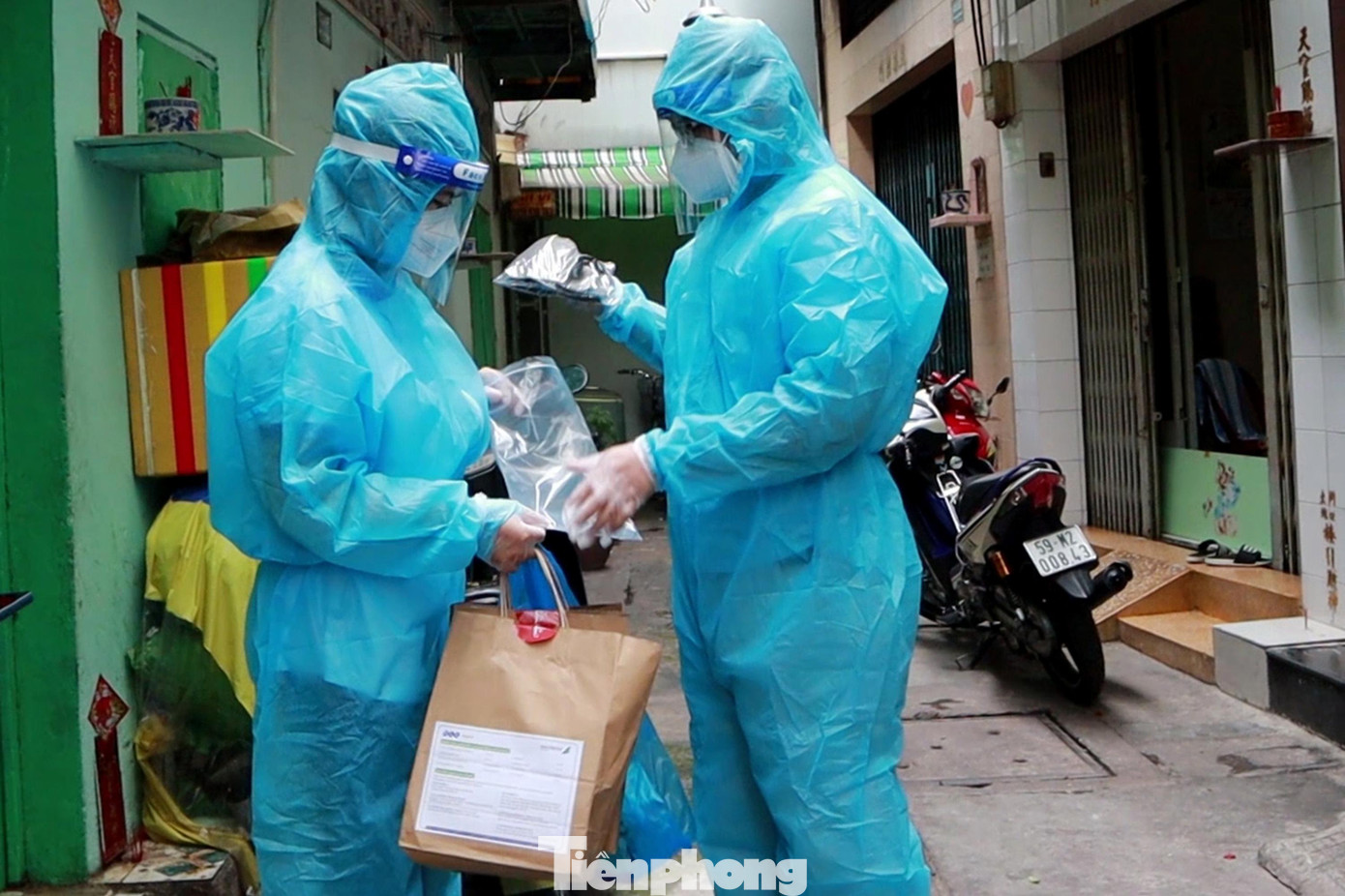 Để kịp thời hỗ trợ, theo dõi điều trị F0 tại nhà, các tổ phản ứng nhanh, trạm y tế lưu động tại địa bàn quận phải thay ca nhau hoạt động 24/24 để theo dõi sát tình trạng diễn biến của bệnh nhân