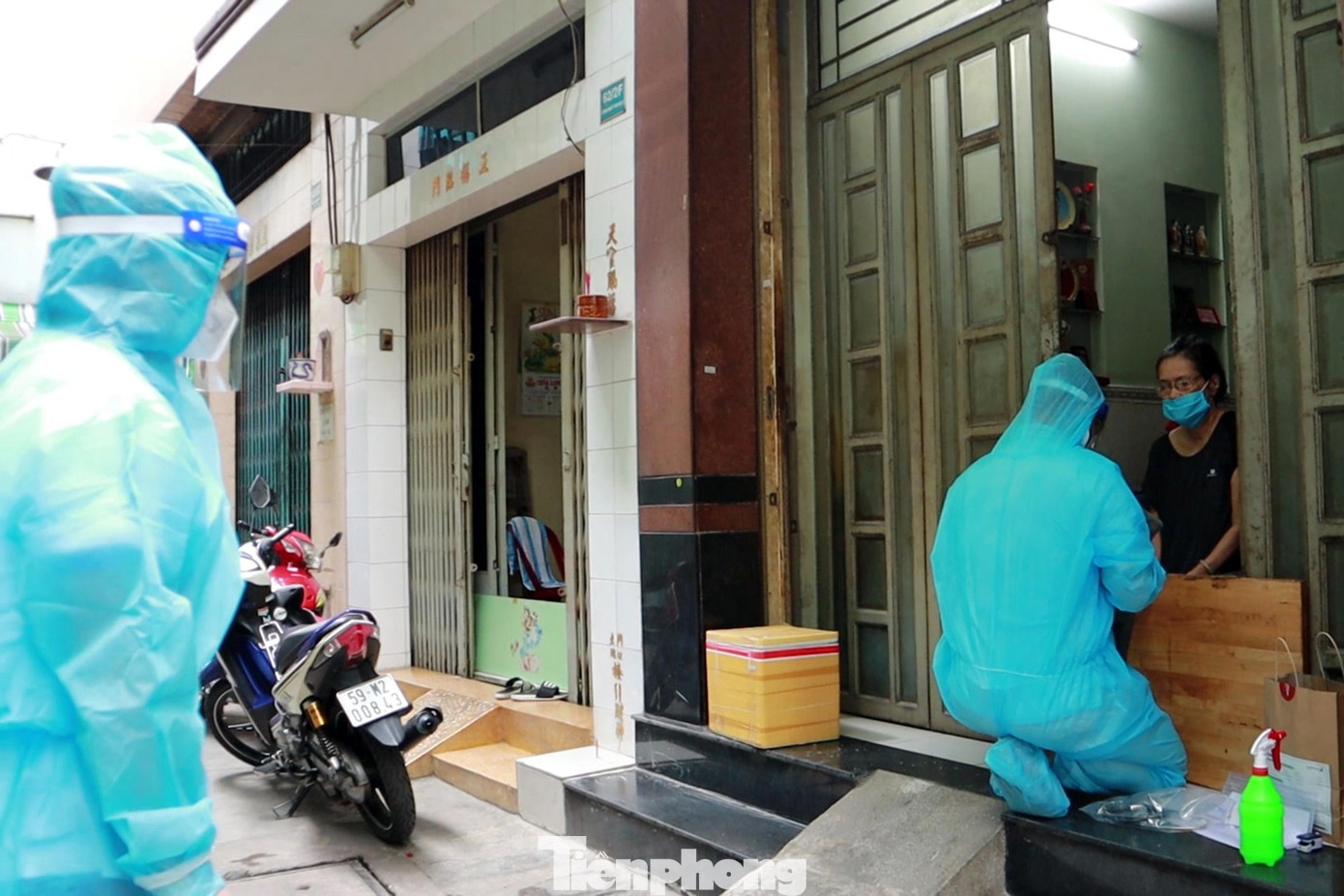 Một túi thuốc điều trị F0 tại nhà được chia thành 3 nhóm là: A, B, C. Trong đó, nhóm A, B là điều trị thể trạng. Còn nhóm C là nhóm có loại thuốc kháng vi rút mới có tên là Molnupiravir, đây là loại thuốc đặc biệt, việc sử dụng loại thuốc này cần được kiểm soát chặt chẽ và hướng dẫn của nhân viên y tế.