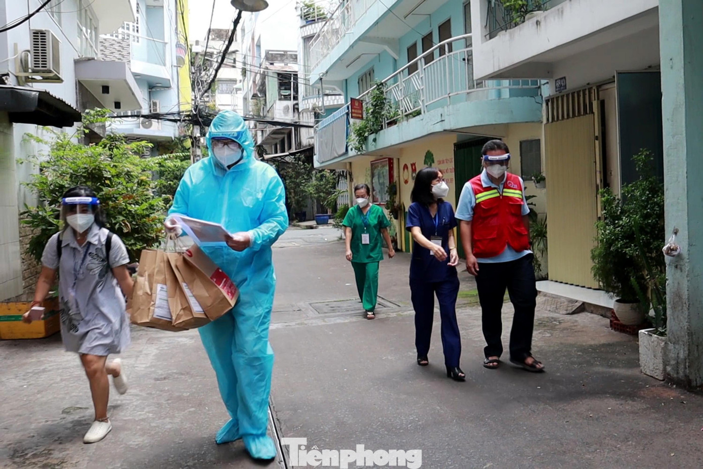 Theo ông Nguyễn Trần Bình, Phó chủ tịch UBND quận 11, TP.HCM, địa phương được cấp hơn 1.500 túi thuốc điều trị COVID-19 cơ bản. Lực lượng nhân viên y tế của quận đã được tập huấn để tư vấn và điều trị cho 600 F0 tại nhà.