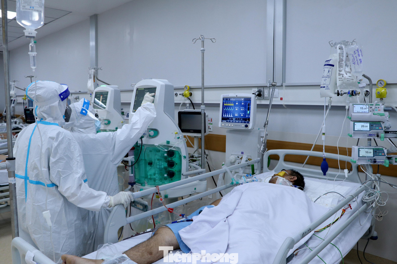 Những bệnh nhân nặng, nguy kịch phải lọc máu tại khoa cũng khá nhiều khiến lực lượng nhân viên y tế phải luôn trong tình huống khẩn cấp.