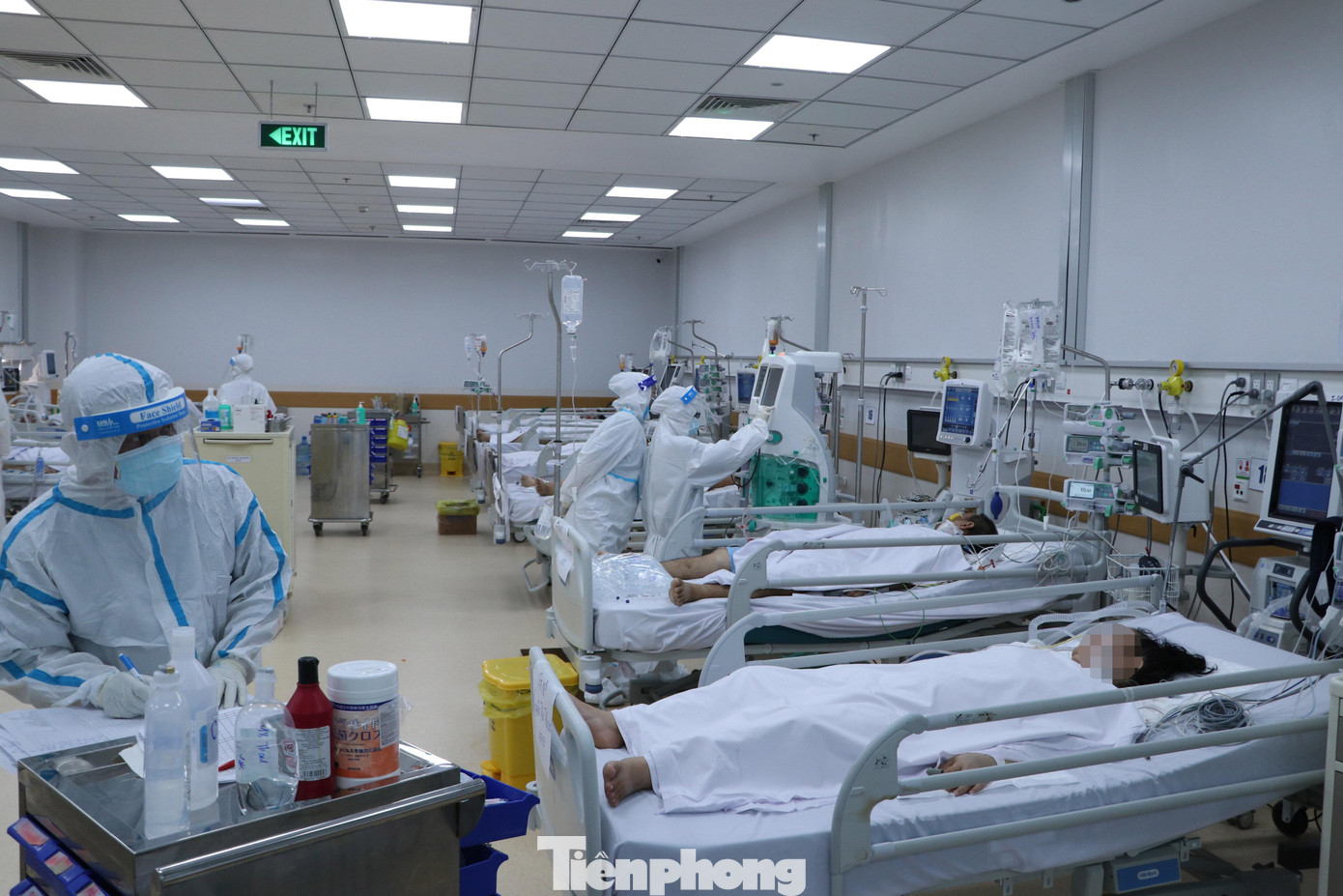 Theo bác sĩ Quỳnh, đội ngũ nhân viên y tế đã bám trụ tại khoa thời gian dài, đối diện với áp lực công việc rất lớn nhưng tất cả đều cố gắng vì bệnh nhân, không ai bỏ cuộc giữa chừng.