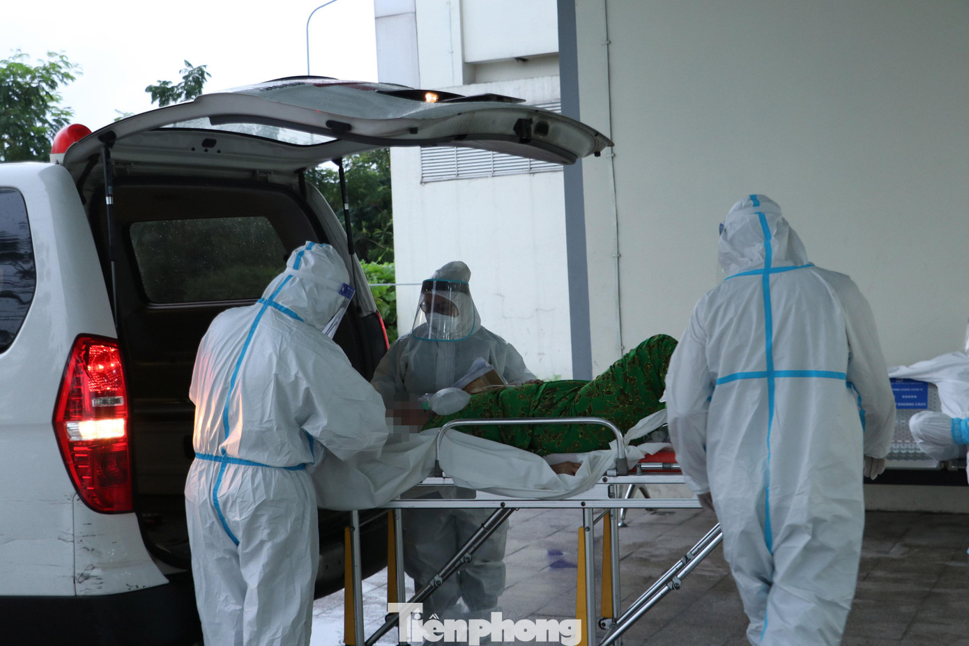 Khoa Cấp cứu, Bệnh viện Hồi sức COVID-19 TPHCM mỗi ngày tiếp nhận hàng chục ca bệnh F0 nhập viện trong tình trạng mắc COVID-19 nặng, nhiều bệnh nền.