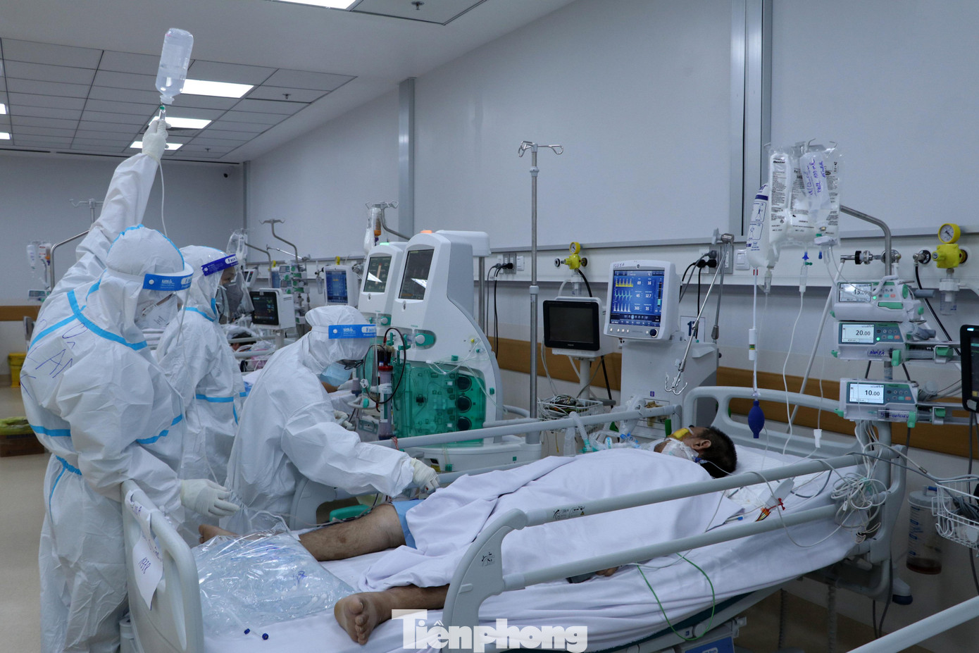 Theo bác sĩ Quỳnh, diễn tiến trở nặng của bệnh nhân COVID-19 rất nhanh nên lực lượng nhân viên y tế phải theo dõi rất sát từng bệnh nhân.