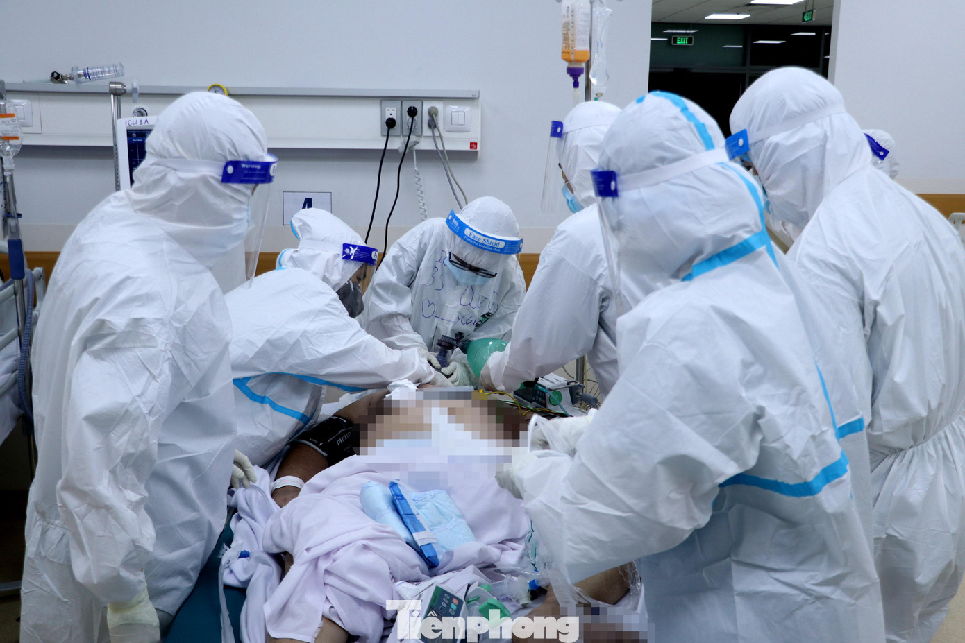 Một trường hợp khác là bệnh nhân nữ nặng trên 70Kg, có bệnh nền nhập viện trong tình trạng nguy kịch, vừa tiếp nhận bệnh nhân, các bác sĩ phải lập tức đặt nội khí quản, hồi sức tích cực.