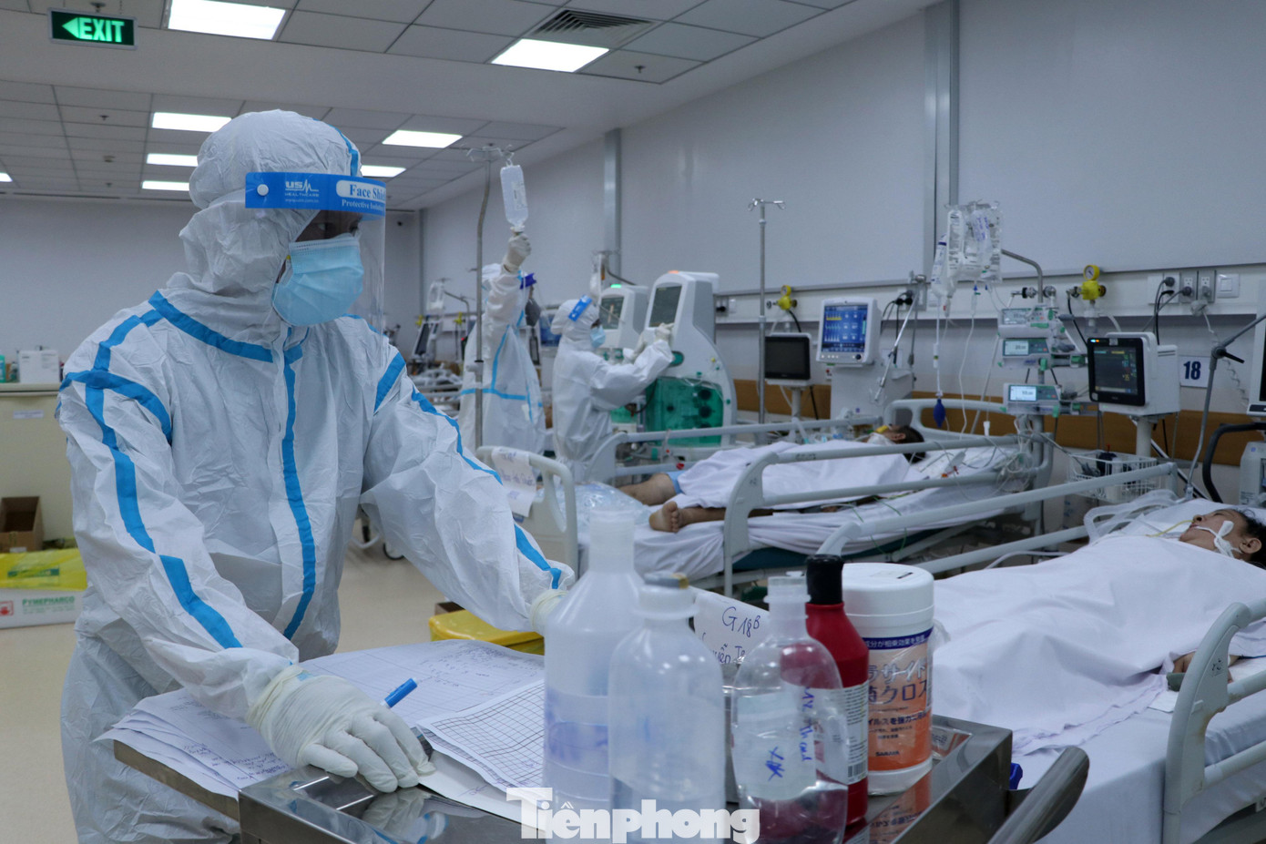 Mỗi ca trực, các điều dưỡng phải đi từng giường bệnh, ghi chú kỹ thừng thông số sinh hiệu của bệnh nhân hiện trên máy để cập nhật