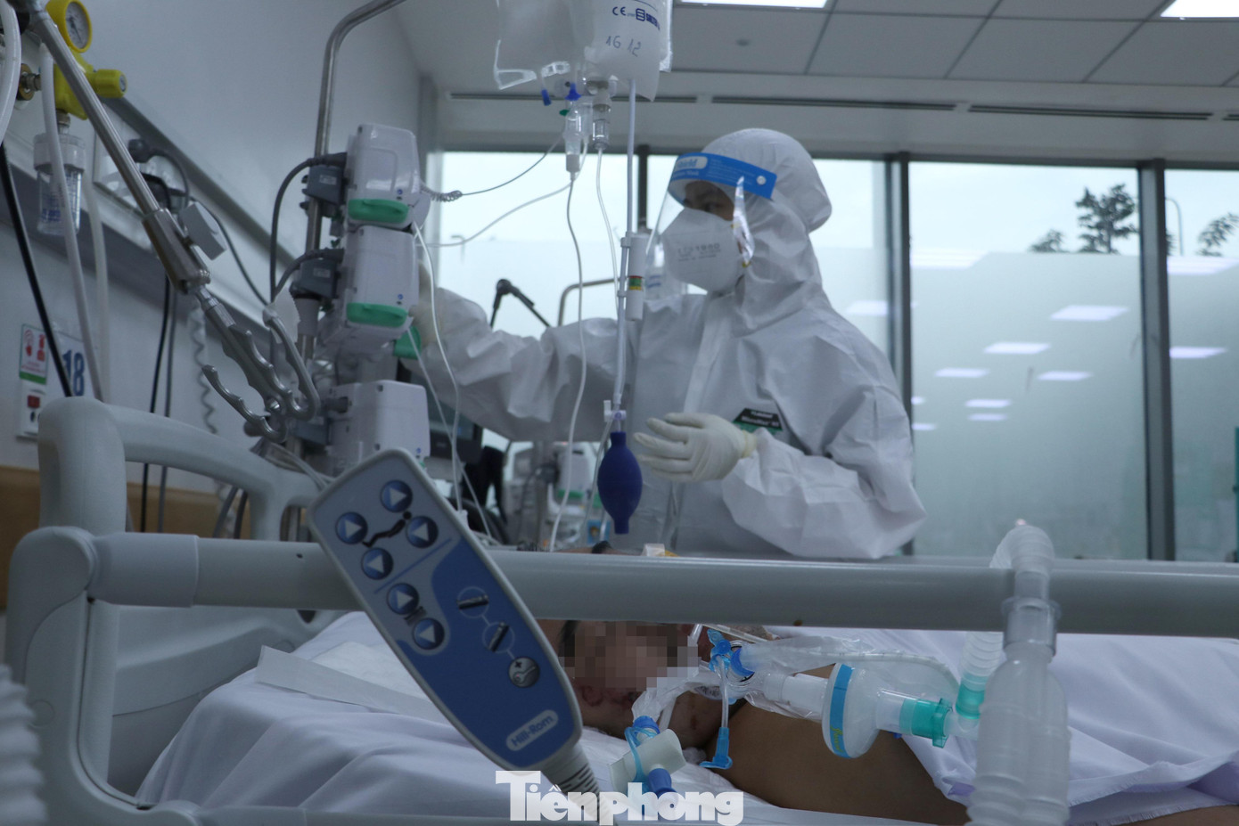 Khi bệnh nhân có diễn tiến bất thường, lập tức các bác sĩ, điều dưỡng sẽ báo động để ê-kíp trực có mặt hỗ trợ cấp cứu cho bệnh nhân.