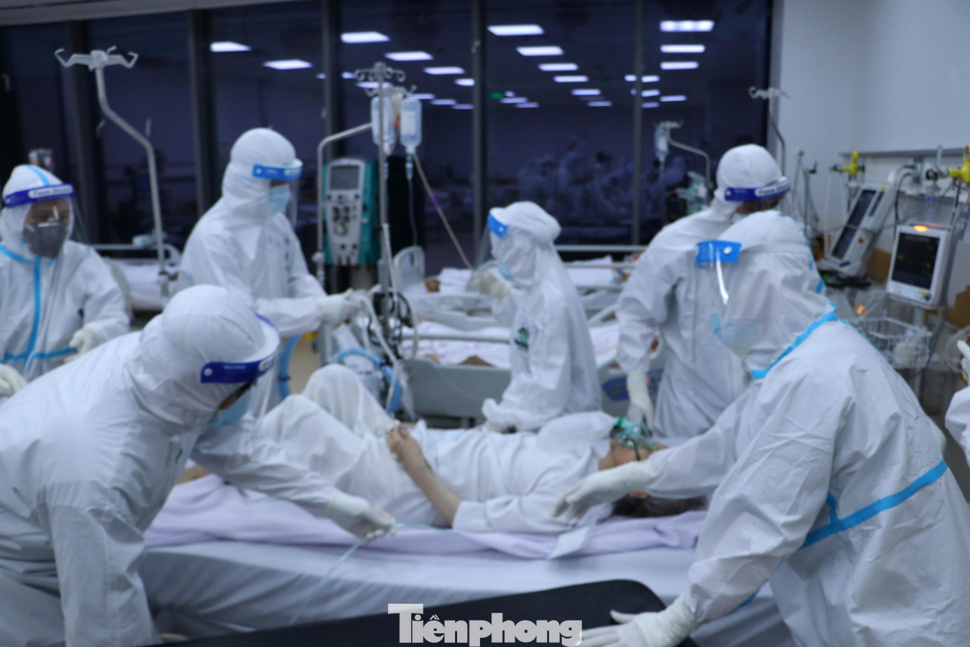 Theo bác sĩ Đinh Hương Quỳnh (Khoa Hồi sức tích cực - chống độc, Bệnh viện Nhân Dân Gia Định) - phụ trách khoa Cấp cứu, Bệnh viện Hồi sức COVID-19, những bệnh nhân được chuyển đến đây hầu hết là bệnh nhân nặng, nguy kịch.