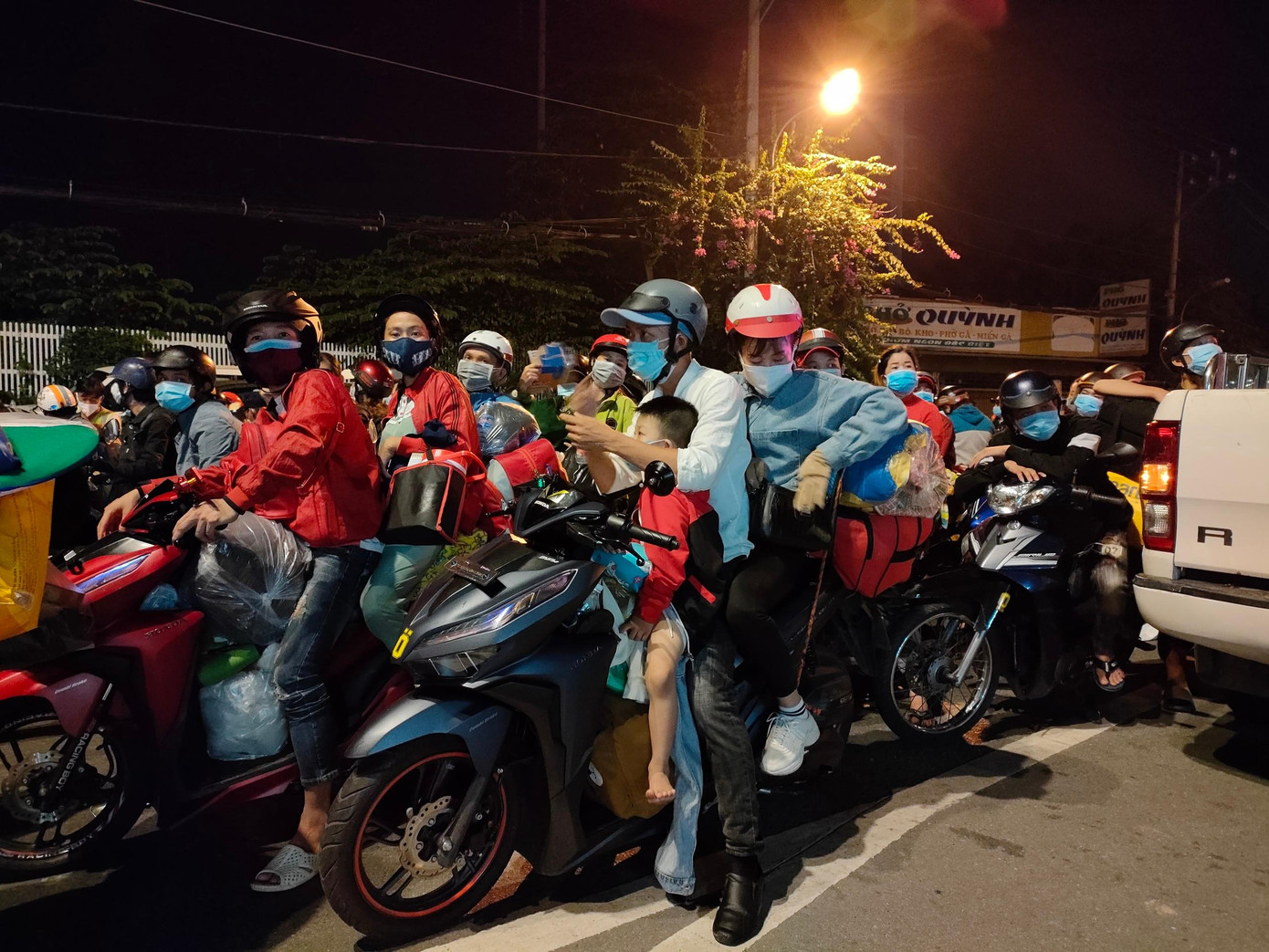 Theo đó, từ khoảng 18h30 tối 30/9, sau khi cơ quan chức năng tháo dỡ các chốt kiểm soát giao thông nội đô TPHCM, hàng nghìn người lỉnh kỉnh đồ đạc, chở nhau bằng xe máy hướng về các tỉnh miền Tây.