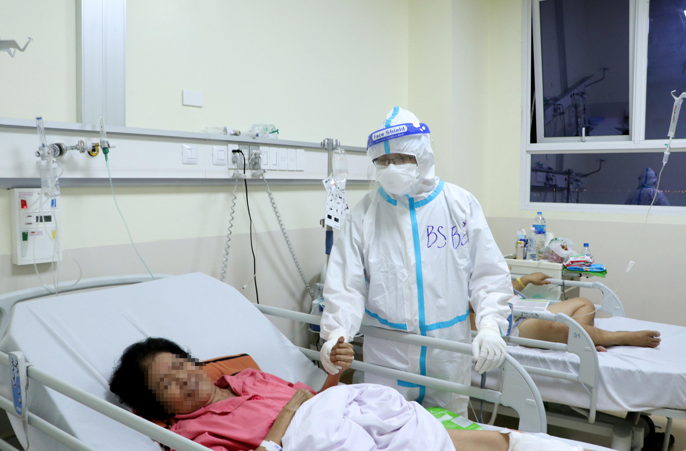 Nữ bệnh nhân vui mừng vì được cứu kịp thời. Nữ bệnh nhân vui mừng vì được cứu kịp thời.