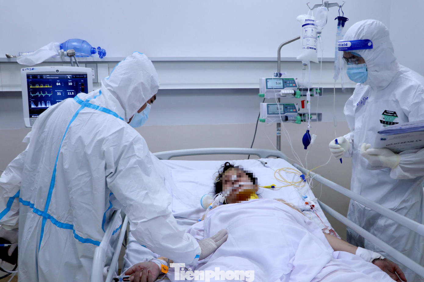 Tại khoa Hồi sức Cấp cứu 2B, các bác sĩ phải cân não tìm các phương án cứu chữa hợp lý để vừa điều trị cho người mẹ, vừa đảm bảo sự an toàn và phát triển của thai nhi. Tại khoa Hồi sức Cấp cứu 2B, các bác sĩ phải cân não tìm các phương án cứu chữa hợp lý để vừa điều trị cho người mẹ, vừa đảm bảo sự an toàn và phát triển của thai nhi.