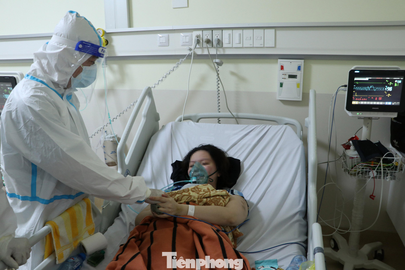 Trong hình là người phụ nữ 29 tuổi đang mang tha 27 tuần tuổi từng nhập viện trong tình trạng suy hô hấp nặng. Bệnh nhân được bác sĩ chuyên khoa 2 Trần Thanh Linh trực tiếp cứu chữa, giành giật sự sống. Sau thời gian điều trị, bệnh nhân đang hồi phục, thai nhi phát triển bình thường. Trong hình là người phụ nữ 29 tuổi đang mang tha 27 tuần tuổi từng nhập viện trong tình trạng suy hô hấp nặng. Bệnh nhân được bác sĩ chuyên khoa 2 Trần Thanh Linh trực tiếp cứu chữa, giành giật sự sống. Sau thời gian điều trị, bệnh nhân đang hồi phục, thai nhi phát triển bình thường.