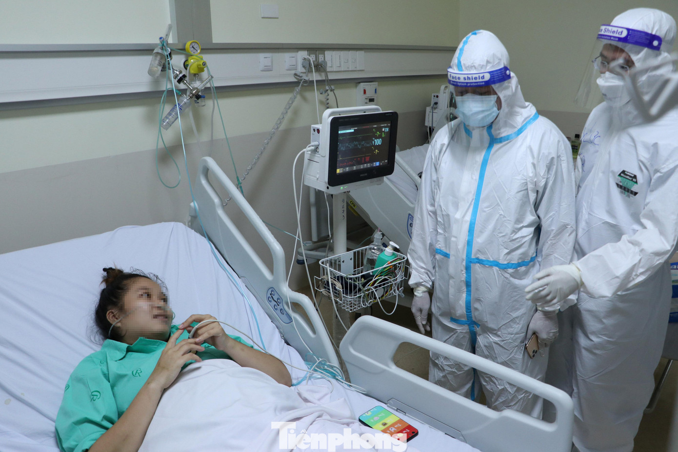 Tương tự, một sản phụ mắc COVID-19 nặng được mổ bắt con tại Bệnh viện Hùng Vương, TPHCM, được chuyển đến Bệnh viện Hồi sức COVID-19 trong tình trạng suy hô hấp nặng. Đến nay, bệnh nhân đã hồi phục, đang tập thở khí trời và đã được gọi điện thoại về nhà gặp mặt con gái đầu lòng. Tương tự, một sản phụ mắc COVID-19 nặng được mổ bắt con tại Bệnh viện Hùng Vương, TPHCM, được chuyển đến Bệnh viện Hồi sức COVID-19 trong tình trạng suy hô hấp nặng. Đến nay, bệnh nhân đã hồi phục, đang tập thở khí trời và đã được gọi điện thoại về nhà gặp mặt con gái đầu lòng.