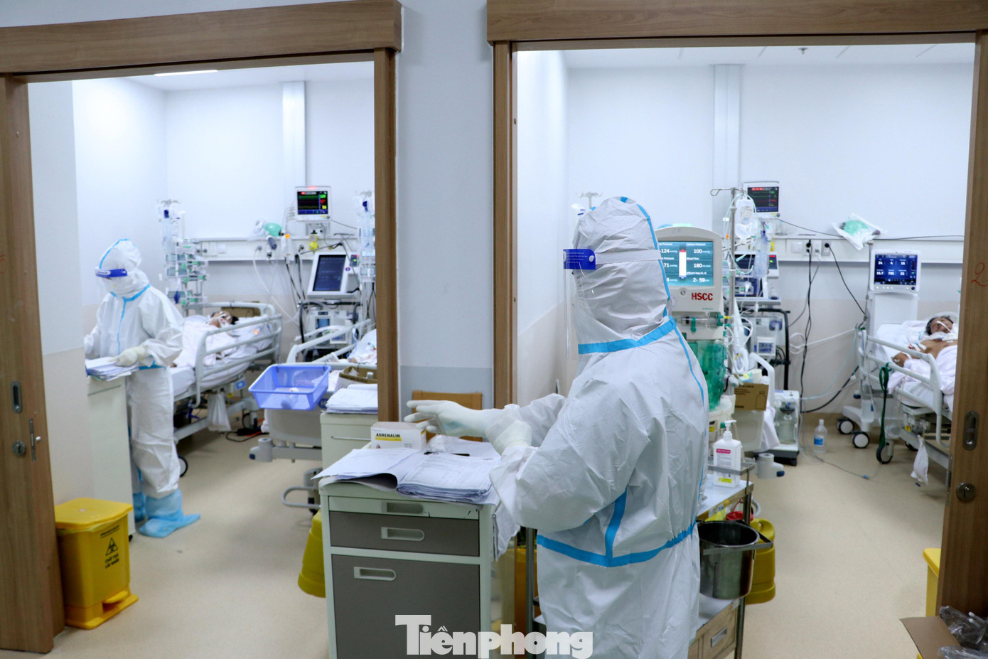 Đồng thời, đội ngũ y bác sĩ phải túc trực, thường xuyên theo dõi bệnh nhân, theo dõi thai kỳ để có phương án xử trí kịp thời. Từ khi đi vào hoạt động đến nay, Bệnh viện Hồi sức COVID-19 đã cứu sống nhiều bệnh nhân là thai phụ, sản phụ từ các bệnh viện chuyển đến. Đồng thời, đội ngũ y bác sĩ phải túc trực, thường xuyên theo dõi bệnh nhân, theo dõi thai kỳ để có phương án xử trí kịp thời. Từ khi đi vào hoạt động đến nay, Bệnh viện Hồi sức COVID-19 đã cứu sống nhiều bệnh nhân là thai phụ, sản phụ từ các bệnh viện chuyển đến.