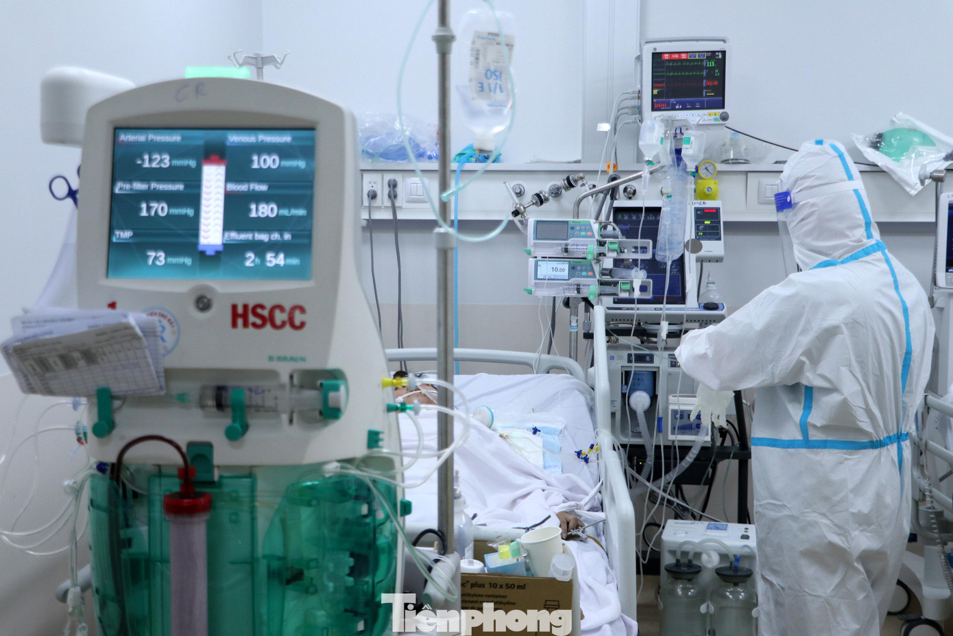 Khi phát hiện những bất thường của thai nhi, các bác sĩ tại Bệnh viện Hồi sức COVID-19 sẽ phối hợp với các bệnh viện chuyên về sản khoa như Từ Dũ, Hùng Vương để hội chẩn, đưa ra phương án xử trí kịp thời. Khi phát hiện những bất thường của thai nhi, các bác sĩ tại Bệnh viện Hồi sức COVID-19 sẽ phối hợp với các bệnh viện chuyên về sản khoa như Từ Dũ, Hùng Vương để hội chẩn, đưa ra phương án xử trí kịp thời.