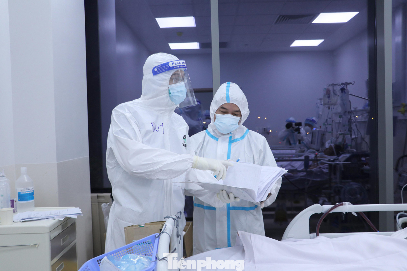 Theo bác sĩ Trần Thanh Linh, lực lượng nhân viên y tế tại khoa 2B, Bệnh viện Hồi sức COVID-19 không phải bác sĩ chuyên về sản khoa nên việc chăm sóc, điều trị bệnh nhân COVID-19 là thai phụ gặp rất nhiều khó khăn. Theo bác sĩ Trần Thanh Linh, lực lượng nhân viên y tế tại khoa 2B, Bệnh viện Hồi sức COVID-19 không phải bác sĩ chuyên về sản khoa nên việc chăm sóc, điều trị bệnh nhân COVID-19 là thai phụ gặp rất nhiều khó khăn.