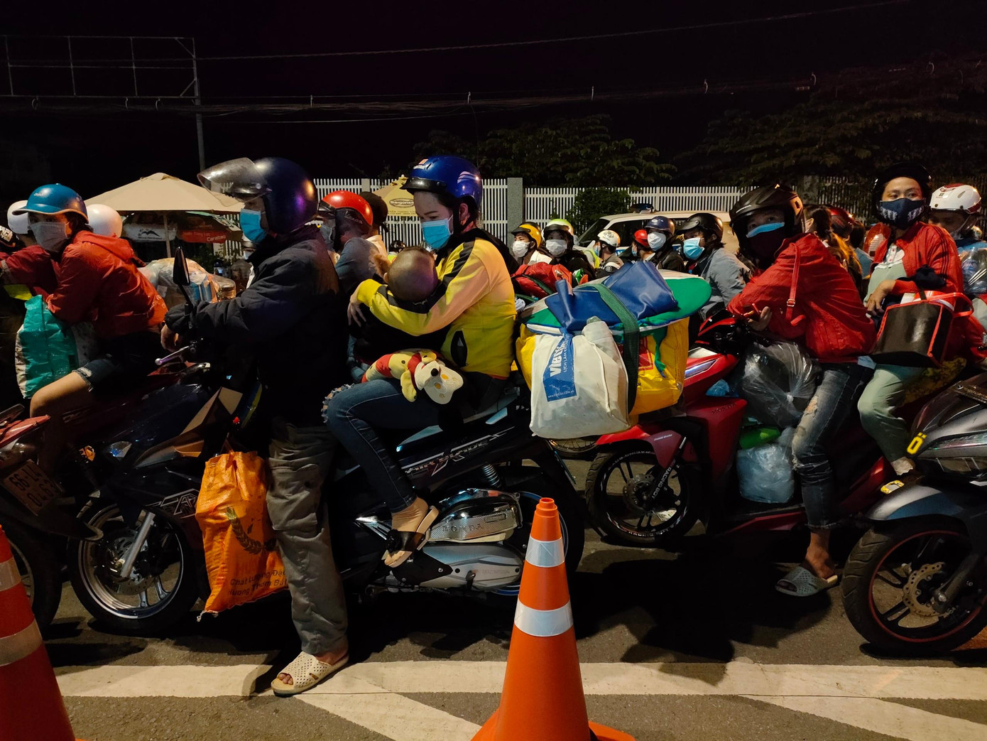 Trong buổi họp báo sáng 30/9, đại tá Nguyễn Sỹ Quang, Phó Giám đốc Công an TPHCM cho biết, trước ngày 1/10, Công an TPHCM sẽ giải tỏa tất cả các chốt nội đô, từng bước chuyển sang trạng thái “bình thường mới”. Tuy nhiên, thành phố sẽ duy trì 12 chốt chính, 39 chốt phụ ở các quận, huyện giáp ranh các tỉnh để kiểm soát người ra vào TPHCM. Liên quan vấn đề người dân mong muốn rời TPHCM về quê, đại tá Nguyễn Sỹ Quang khẳng định, người dân không được tự ý đi bằng xe cá nhân.