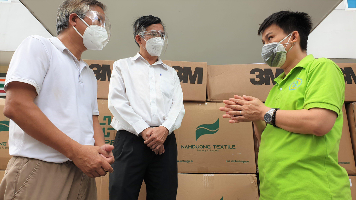 Th.S Lê Minh Hiển trao đổi cùng đại diện nhà tài trợ. Th.S Lê Minh Hiển trao đổi cùng đại diện nhà tài trợ.