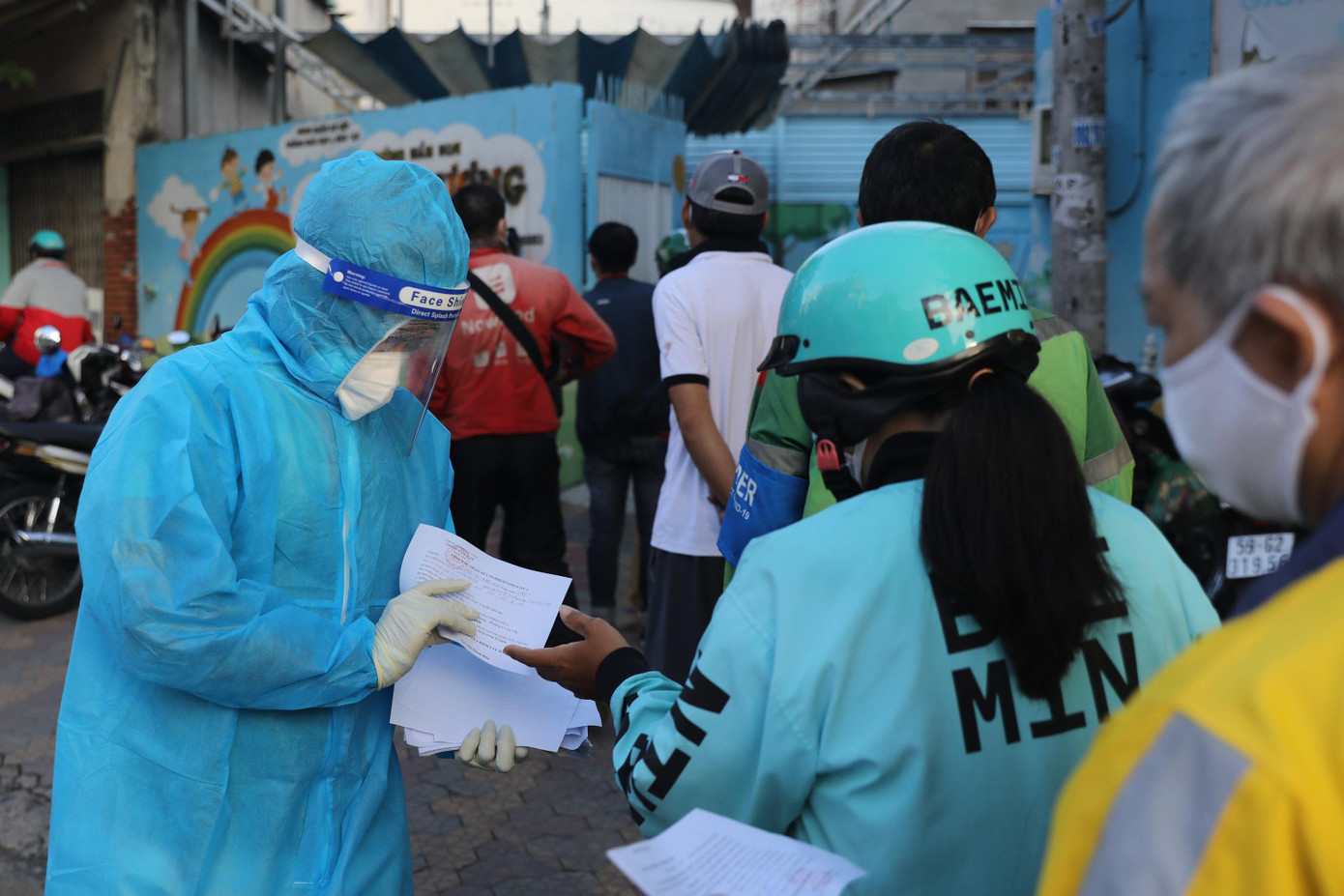 Do số lượng shipper đi xét nghiệm để lấy giấy xác nhận tăng cao đột biến trong sáng 20/9 khiến các trạm y tế lưu động gần như quá tải.