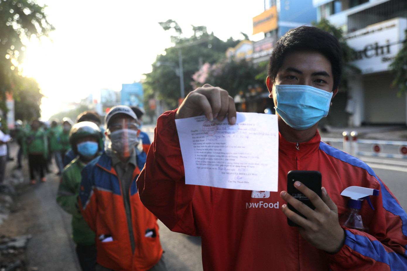Nhiều người phải xếp hàng dài chờ đợi nhiều giờ để được lấy mẫu xét nghiệm.