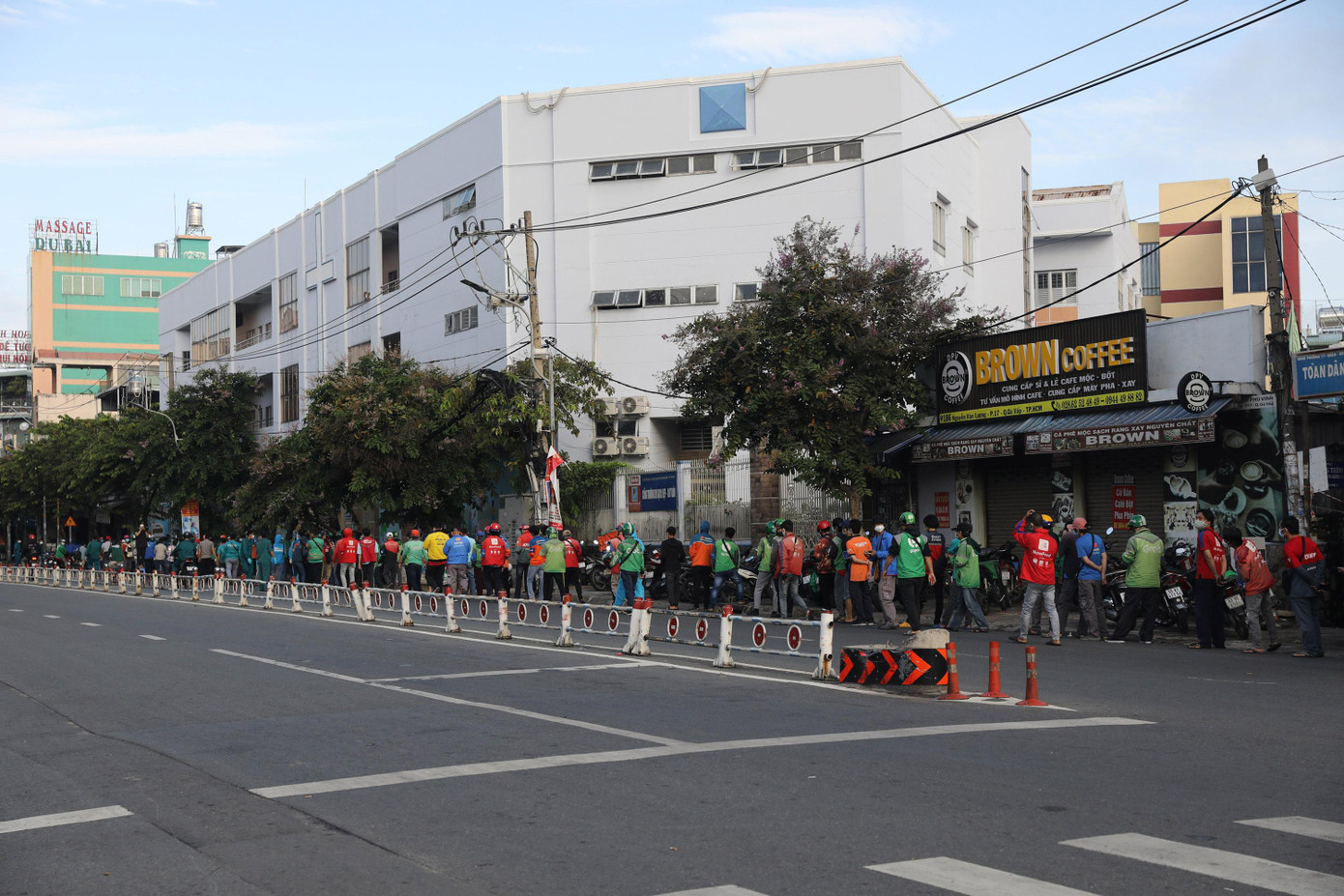 Các shipper khi giao hàng phải có bảng tên bằng thẻ cứng kèm hình, nhận diện bằng QR code, đeo băng tay nền xanh đậm, in chữ &quot;Shipper&quot; màu trắng và có giấy xác nhận xét nghiệm âm tính.