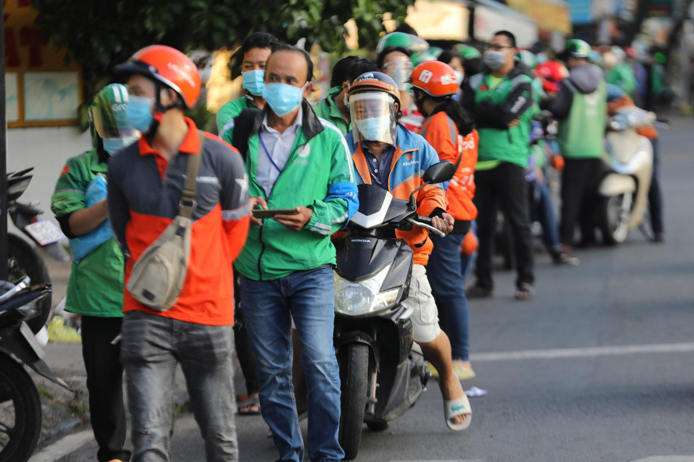 Số lượng shipper xếp hàng chờ xét nghiệm tăng cao đột biến so với những ngày trước do Sở Công thương TPHCM đã cho phép 82.000 shipper đăng ký hoạt động từ ngày 19/9.